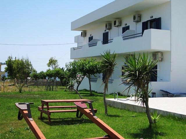 Flisvos Apartments Frangocastelo ภายนอก รูปภาพ